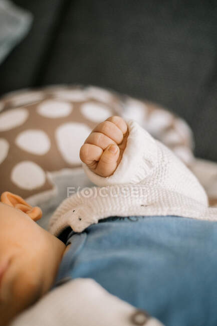 Gros plan de la main de bébé garçon dans un poing — Photo de stock