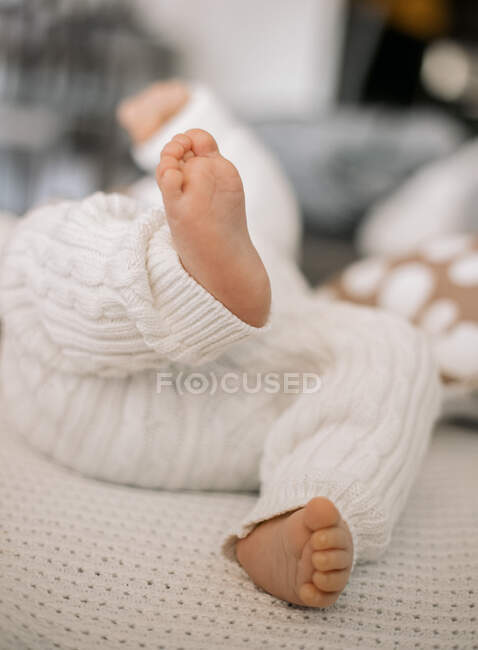 Закройте маленькие ножки ребенка — стоковое фото