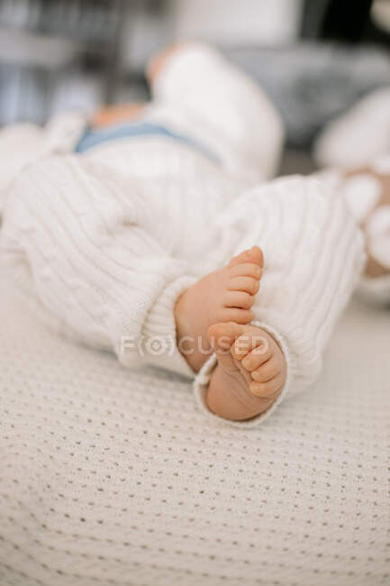 Gros plan des petits pieds de bébé garçon — Photo de stock