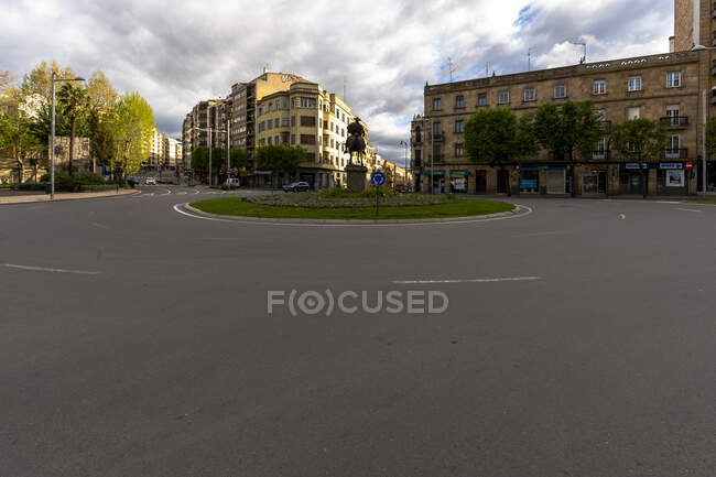 Avenue principale Salamanque sans personnes et ni voitures pendant le quara — Photo de stock