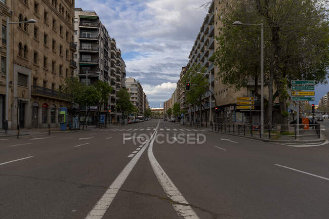 Главная аллея Саламанки без людей и без машин во время марша — стоковое фото