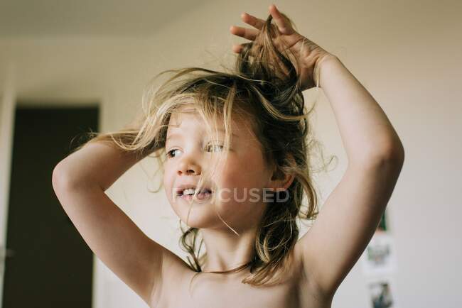 Portrait franc de jeune fille avec tête de lit cheveux salissants après le réveil — Photo de stock