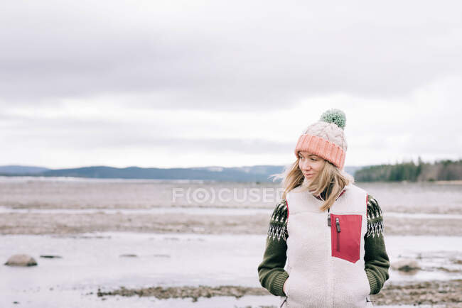 Retrato de mulher sozinha no grande ao ar livre na Suécia — Fotografia de Stock