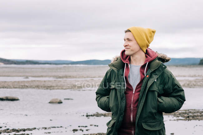Retrato del hombre sonriendo solo mientras caminaba en el norte de Suecia - foto de stock