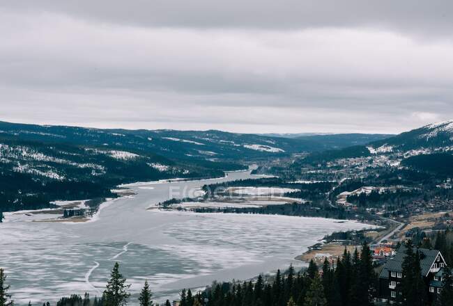 Вид на заснеженное озеро и горы на севере Швеции — стоковое фото