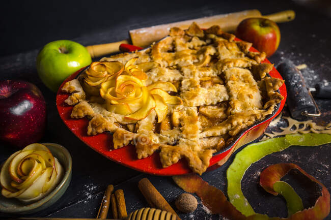 Вкусный домашний яблочный пирог на черном деревянном фоне — стоковое фото