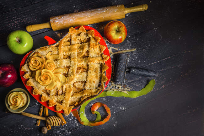 Смачний домашній яблучний пиріг на чорному дерев'яному фоні — стокове фото