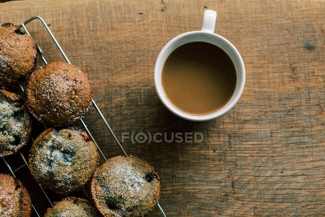 Köstliche frische und Bio-hausgemachte Cupcakes mit Kaffee, Blick von oben — Stockfoto