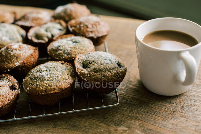 Deliciosos cupcakes caseros frescos y orgánicos con café - foto de stock