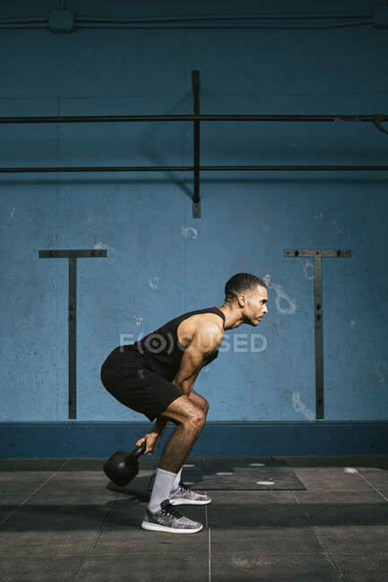 Афроамериканский спортсмен, тренирующийся в тренажерном зале — стоковое фото
