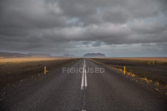 Autoroute solitaire sur la côte sud en Islande — Photo de stock
