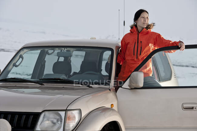 Frau steht in Island in der Tür ihres SUV — Stockfoto