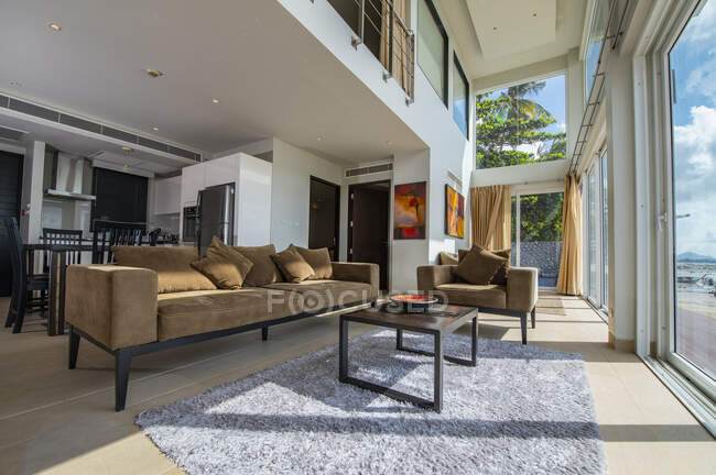 Wohnzimmer einer Luxusvilla in Phuket — Stockfoto