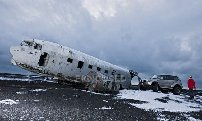 Mujer explorando famosos restos de avión en Islandia - foto de stock