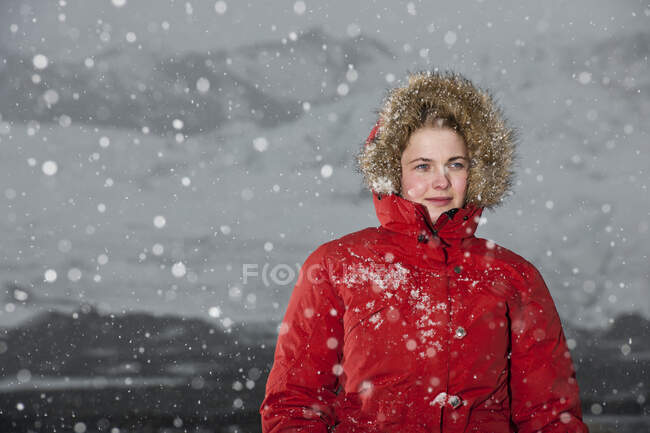 Молода жінка, яка йде через хуртовину в Ісландії. — стокове фото