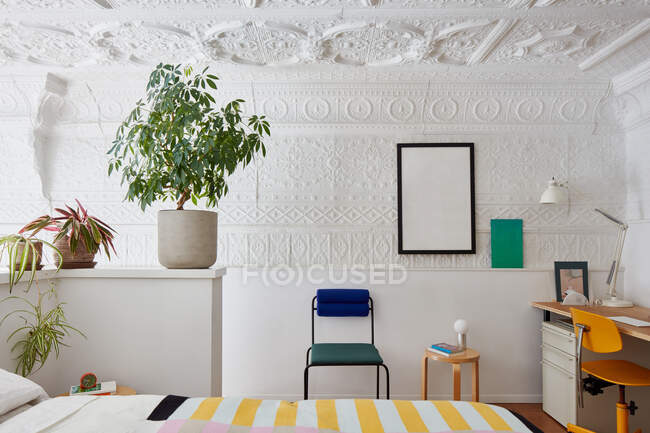 Modernes Interieur mit weißen und blauen Wänden, 3D-Rendering — Stockfoto