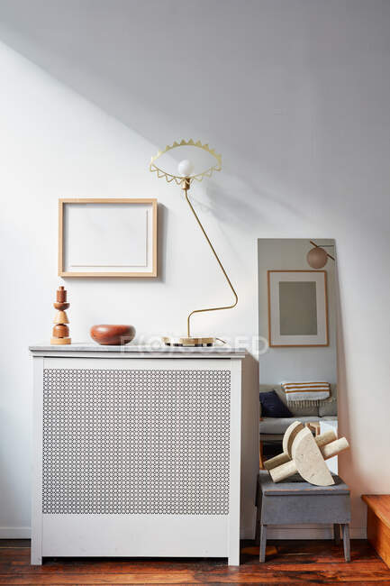 Intérieur de la chambre moderne avec tv et chaise — Photo de stock