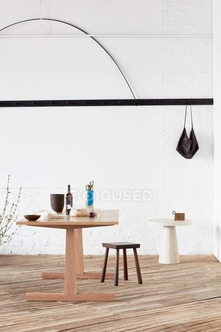 Сучасний інтер'єр з дерев'яною підлогою і стільцями — стокове фото