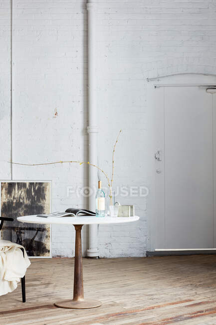 Сучасний інтер'єр кімнати з білою стіною і вазою з дерев'яною підлогою і вікном — стокове фото