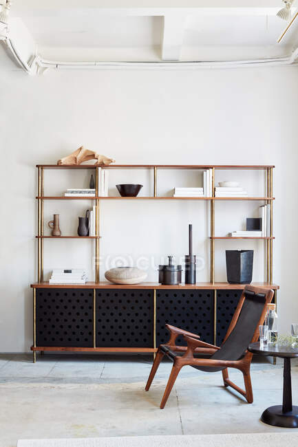 Intérieur du salon moderne avec chaises et accessoires — Photo de stock