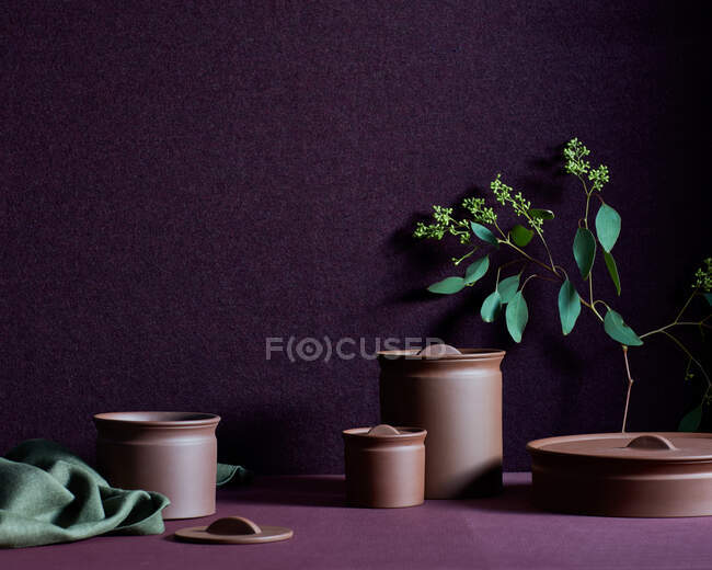 Hermosa composición con jarrones de cerámica moderna en la mesa - foto de stock