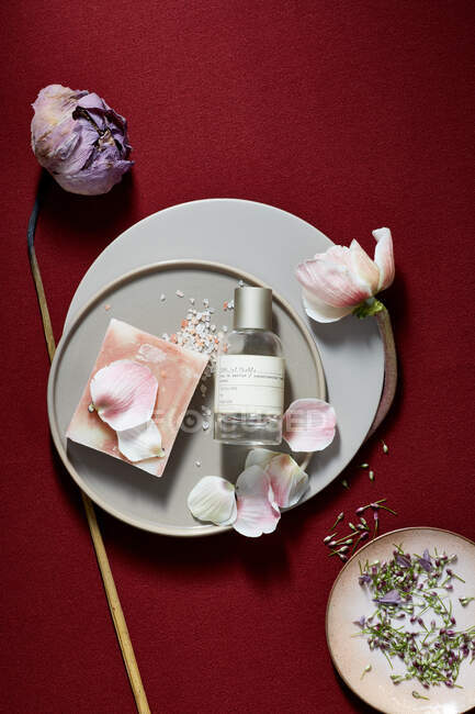 Wellness-Umgebung mit rosa Rosen und Blumen — Stockfoto