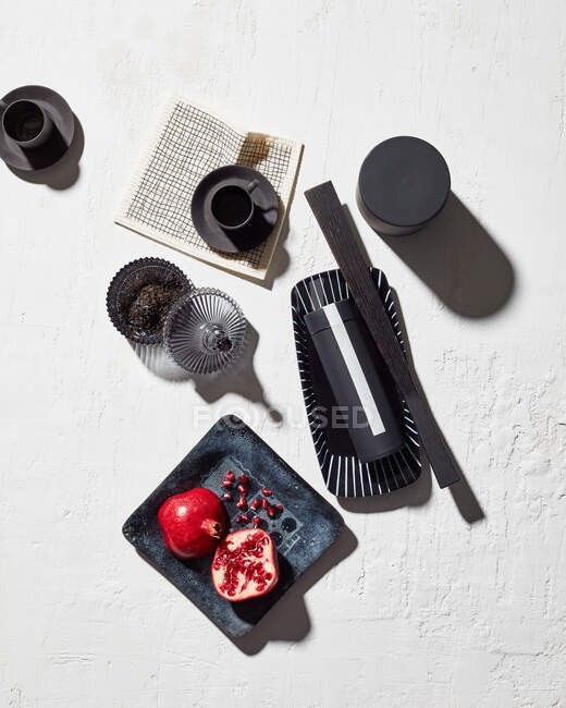 Vista dall'alto di utensili da cucina in bianco e nero con frutta fresca e bacche su sfondo di legno — Foto stock