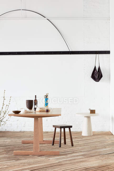 Modernes Interieur des Cafés mit Weinflasche — Stockfoto