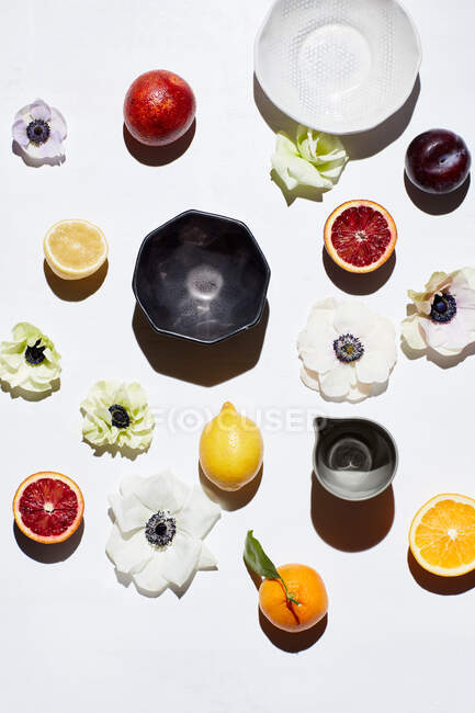 Draufsicht auf frische Früchte und Blumen auf weißem Hintergrund — Stockfoto