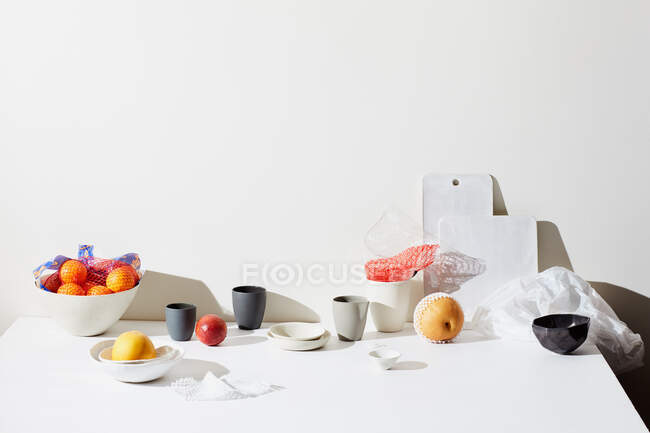 Ensemble de différents plats et fruits sur fond blanc — Photo de stock