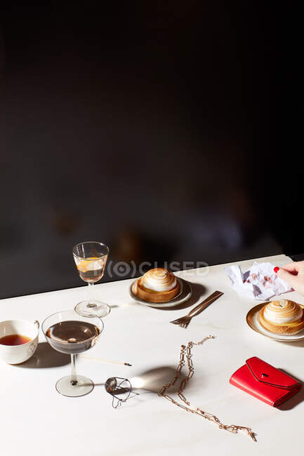 Bebidas y postres en la mesa sobre el fondo, de cerca - foto de stock