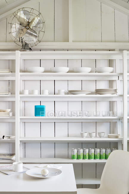 Moderne Kücheneinrichtung mit Regalen im Zimmer — Stockfoto