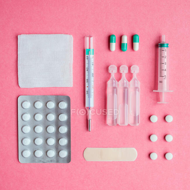 Concetto medico con pillole su sfondo rosa. vista dall'alto. — Foto stock