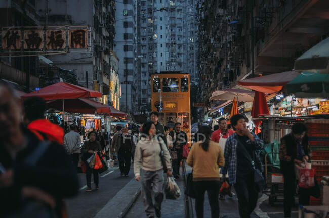 Menschen, die durch die Stadt laufen — Stockfoto