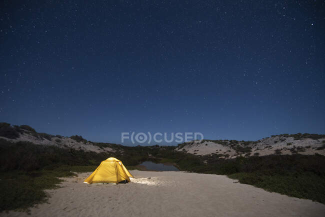Намет у горах у прекрасному нічному небі — стокове фото