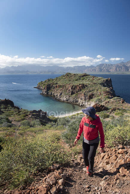 Uma mulher caminhando em uma trilha na Ilha Del Carmen na Baía de Loreto — Fotografia de Stock