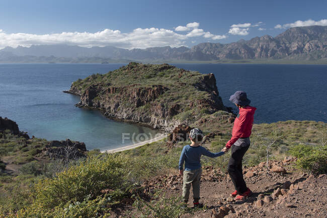 Uma mulher e seu filho em uma colina na Ilha Del Carmen em Loreto Bay — Fotografia de Stock