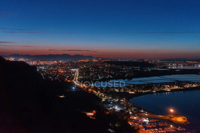 Вид с воздуха на ночной город, место для путешествий на заднем плане — стоковое фото
