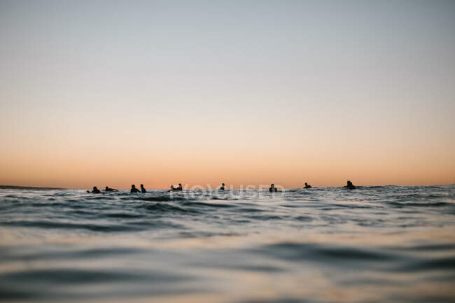 Gruppo di surfisti sotto il tramonto nelle Isole Canarie — Foto stock