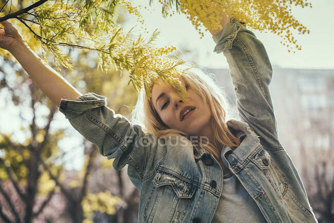 Amarelo, primavera, bokeh, estilo de vida, braços, na moda, loiras, jaqueta jeans, — Fotografia de Stock