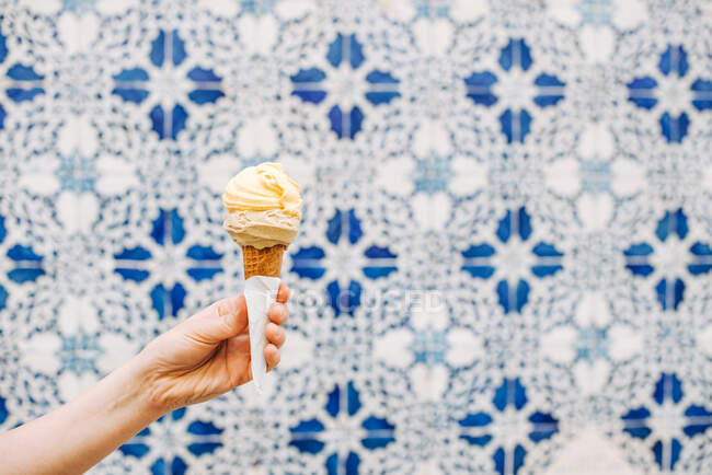 Морозиво конус в руці на фоні — стокове фото