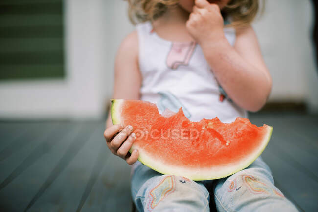 Little toddler girl eating watermelon outdoor — Stock Photo