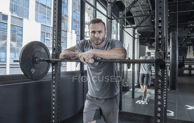 Junger Mann trainiert im Fitnessstudio — Stockfoto