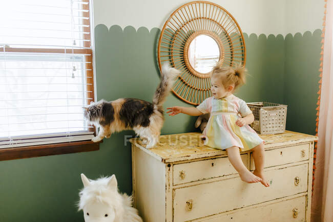 Niedliches kleines Mädchen in ihrem Zimmer — Stockfoto