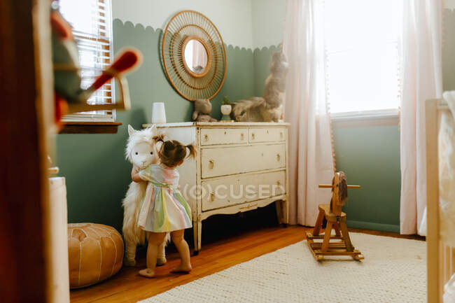 Mignonne petite fille dans sa chambre — Photo de stock