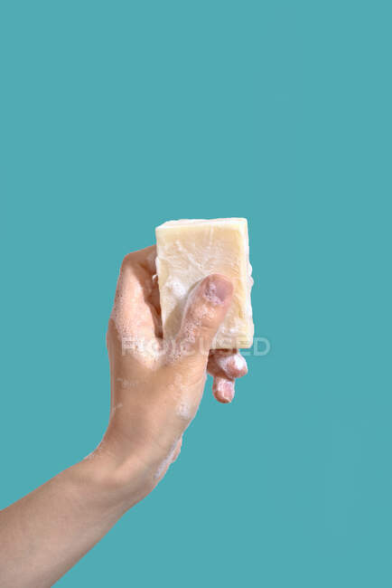 Mano con sapone sullo sfondo, primo piano — Foto stock