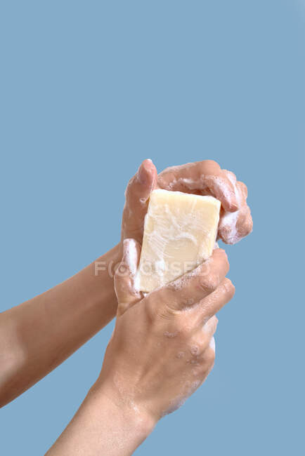 Крупним планом руки з милом на фоні, концепція гігієни, охорона здоров'я — стокове фото