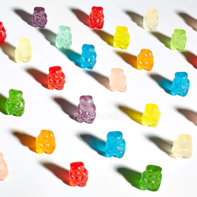 Geléia colorida goma ursos no fundo branco — Fotografia de Stock