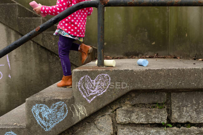 Девушка рисует на лестнице с мелом — стоковое фото
