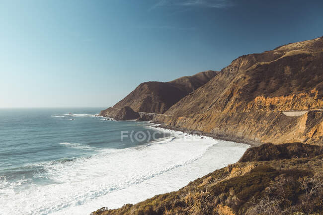 Schöner Blick auf die Meeresküste vor Naturkulisse — Stockfoto